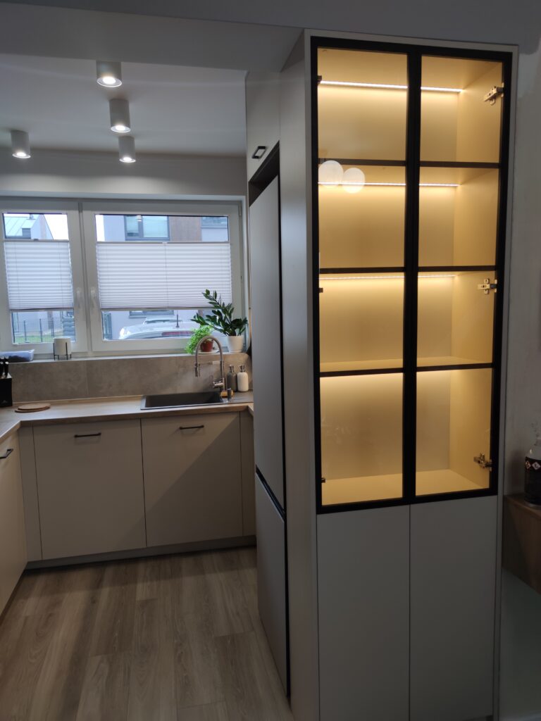 witryna z podėwietleniem Kors Meble