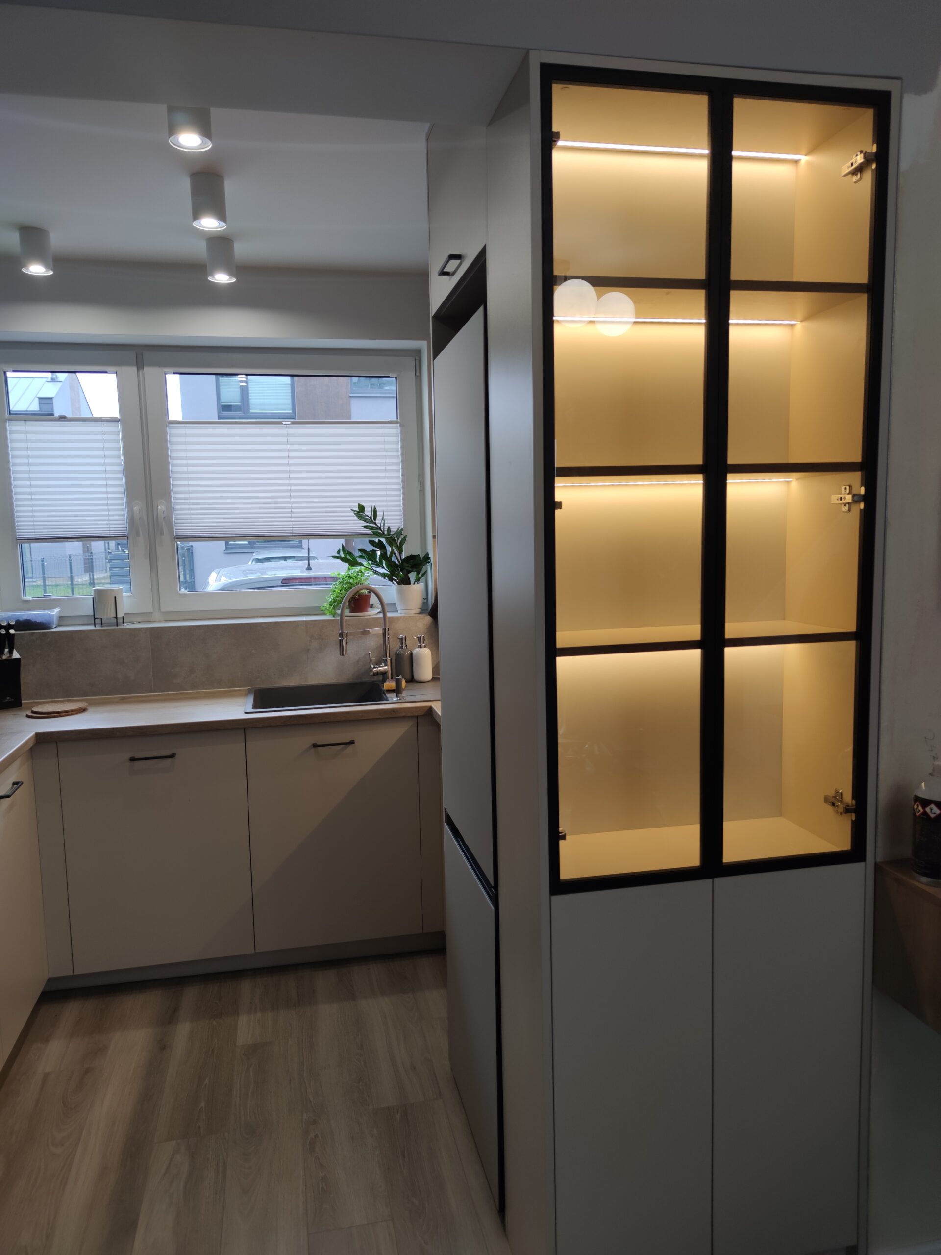 witryna z podėwietleniem Kors Meble